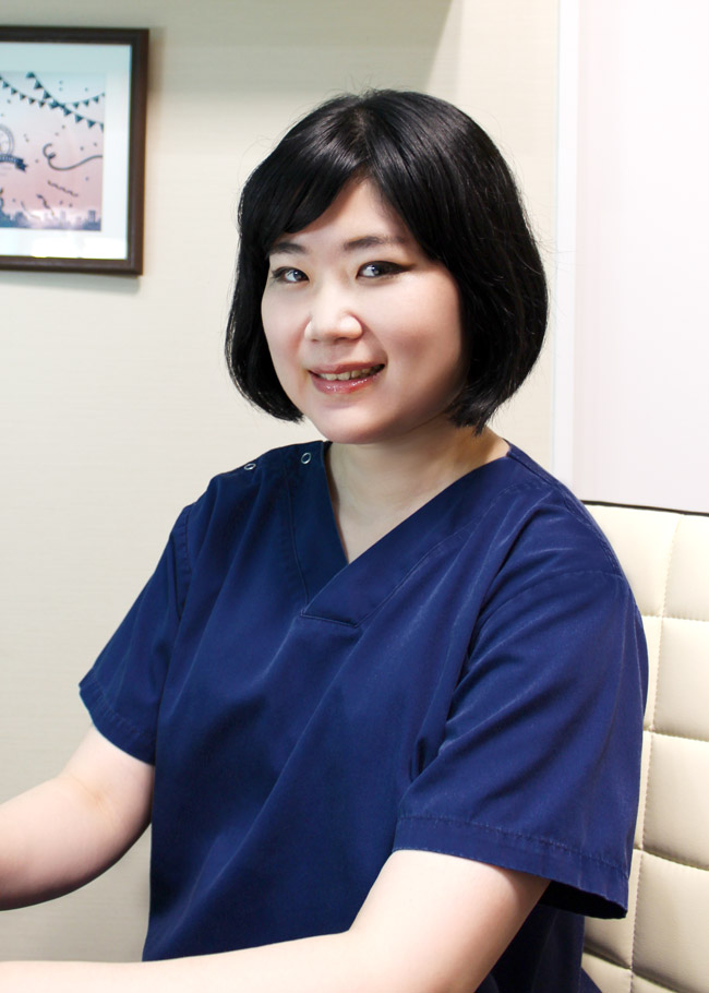 はじめまして。ハニークリニック女性医師の日担当の峯純恵と申します。